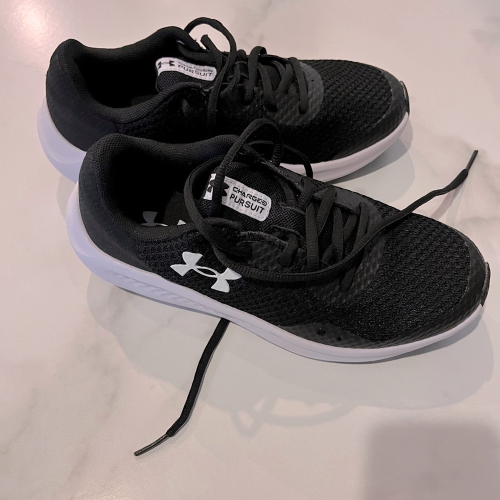 Under Armour Boys Charged Pursuit black Mesh Sneakers 3022860 Size 4.5 Y